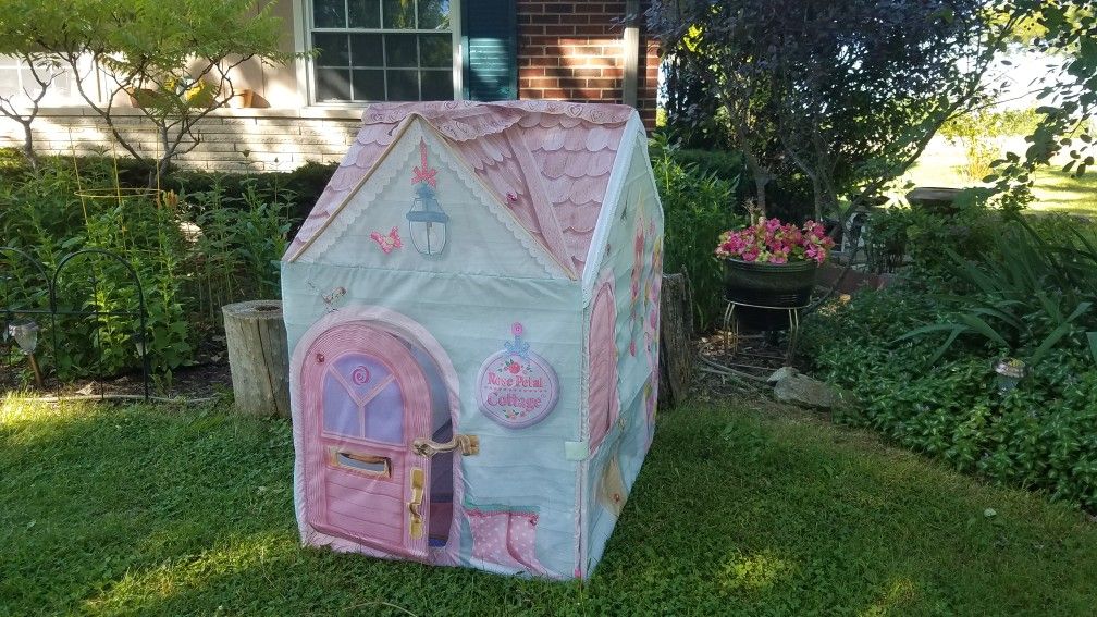 ADORABLE KIDS PLAY COTTAGE