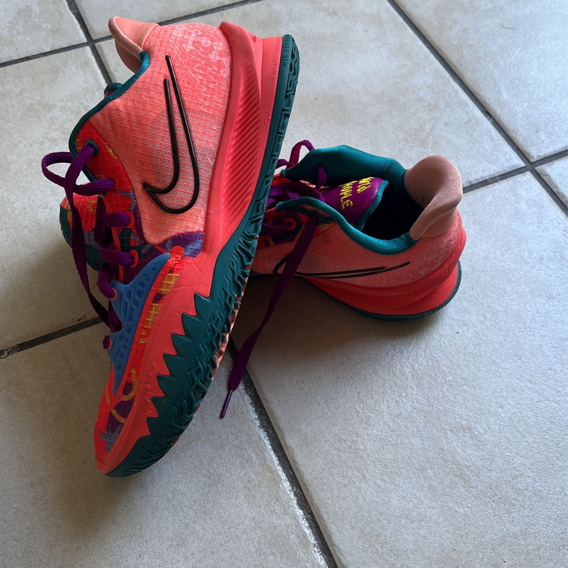 Used Nike Kyrie Low EP'1 World People'