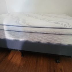 QUEEN  SIZE  MATRESS  AND BOX SPRING