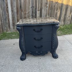  33”W x 21”D x 33”H