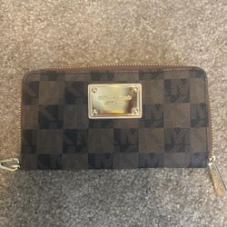 Brand New Michael Kors Wristlet For Sale !!!