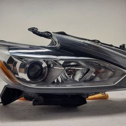 2016 Nissan Altima passenger side Halogen Headlight assembly