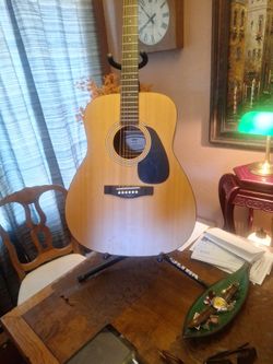 F 35 Yamaha  Gurtiar  Excellent  Shape.  Including  Stand And Turner. 