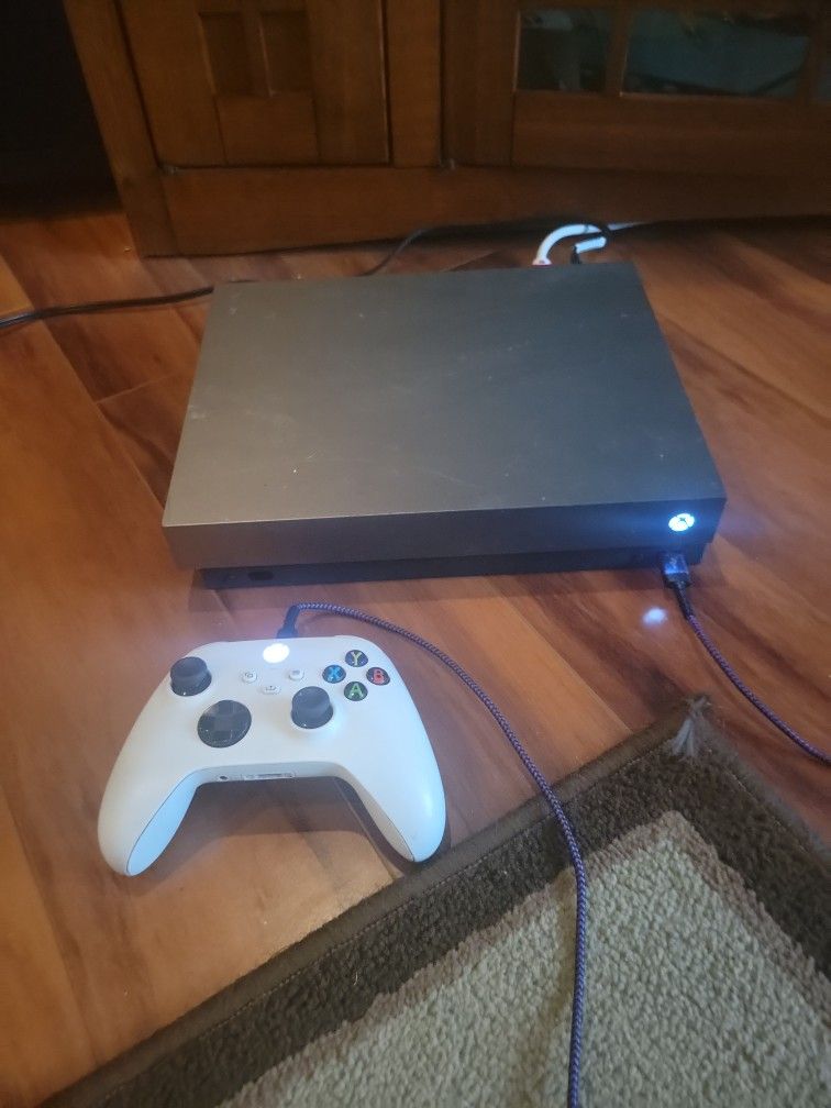 Xbox ONE X GREY PRISTINE CONDITION (AKA XBOX ONE PRO)