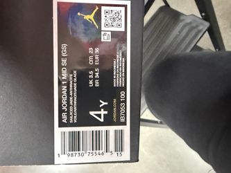 Air Jordan 1 Mid SE GS Size 4Y