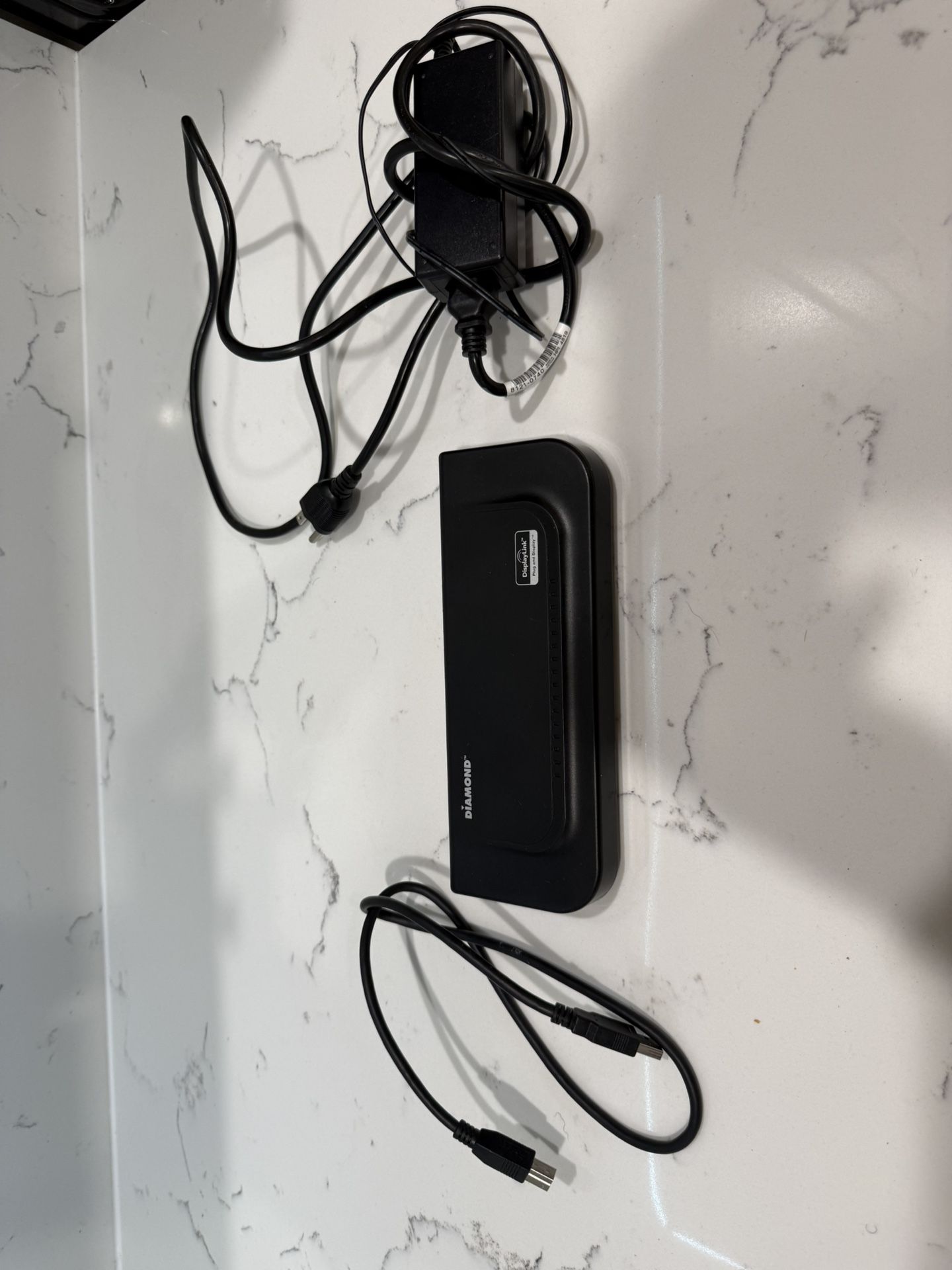 Diamond Multimedia DS3900V2 docking station with two USB 3.0/2.0 video outputs and Gigabit Ethernet.