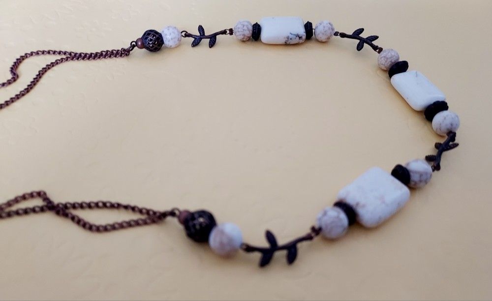 Beautiful, handmade necklace with Howlite
