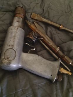 I guess it does look like a chisel gun I don't know everything's there it was in my toolbox I don't know what it