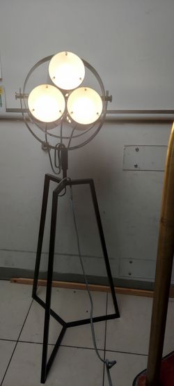 Adustable tripod Lamp