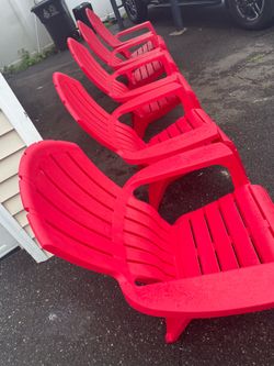 New 5 stackable plastic chairs