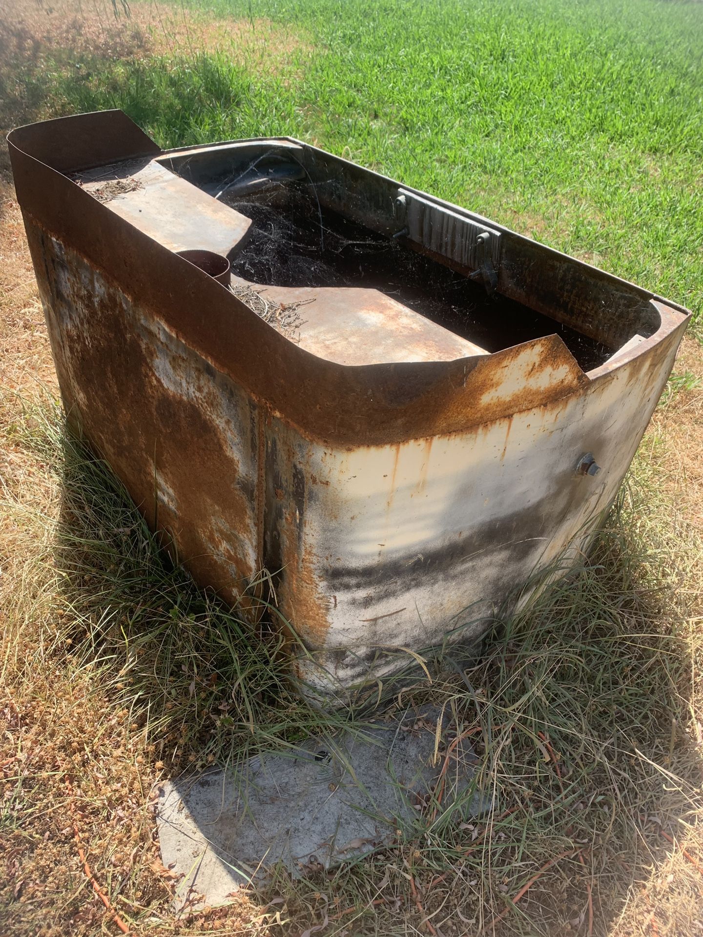 Marine outboard boat motor testing tub holds water/Exhaust vent for