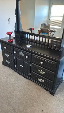 Dresser and vanity/mirror