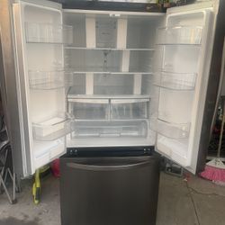 LG 30 in. W 22 cu. ft. French Door Refrigerator with Ice Maker in Black Stainless Steel