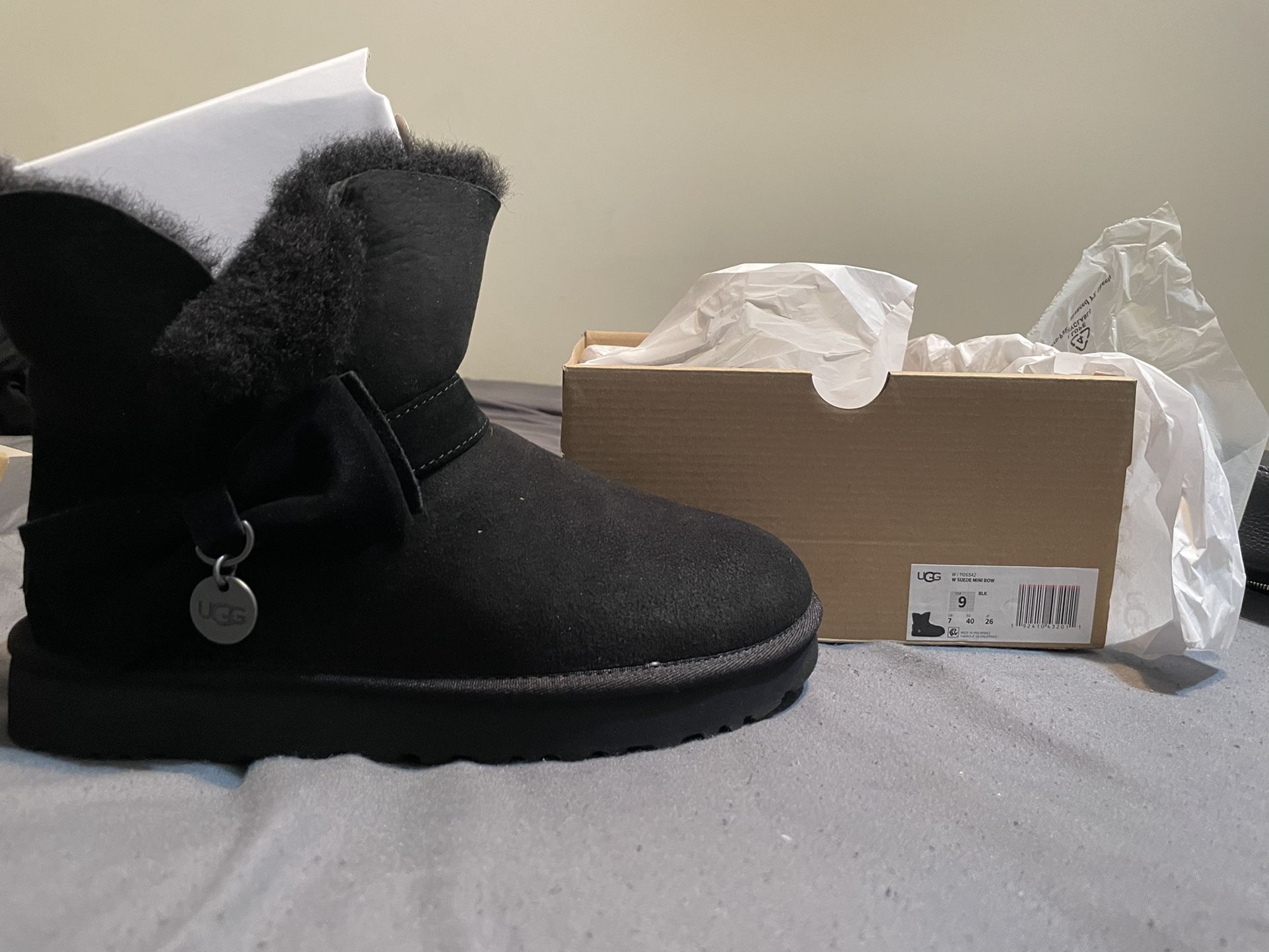 New Black Mini Bow UGG Size 9