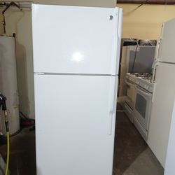 G.E Refrigerator Top Freezer White 