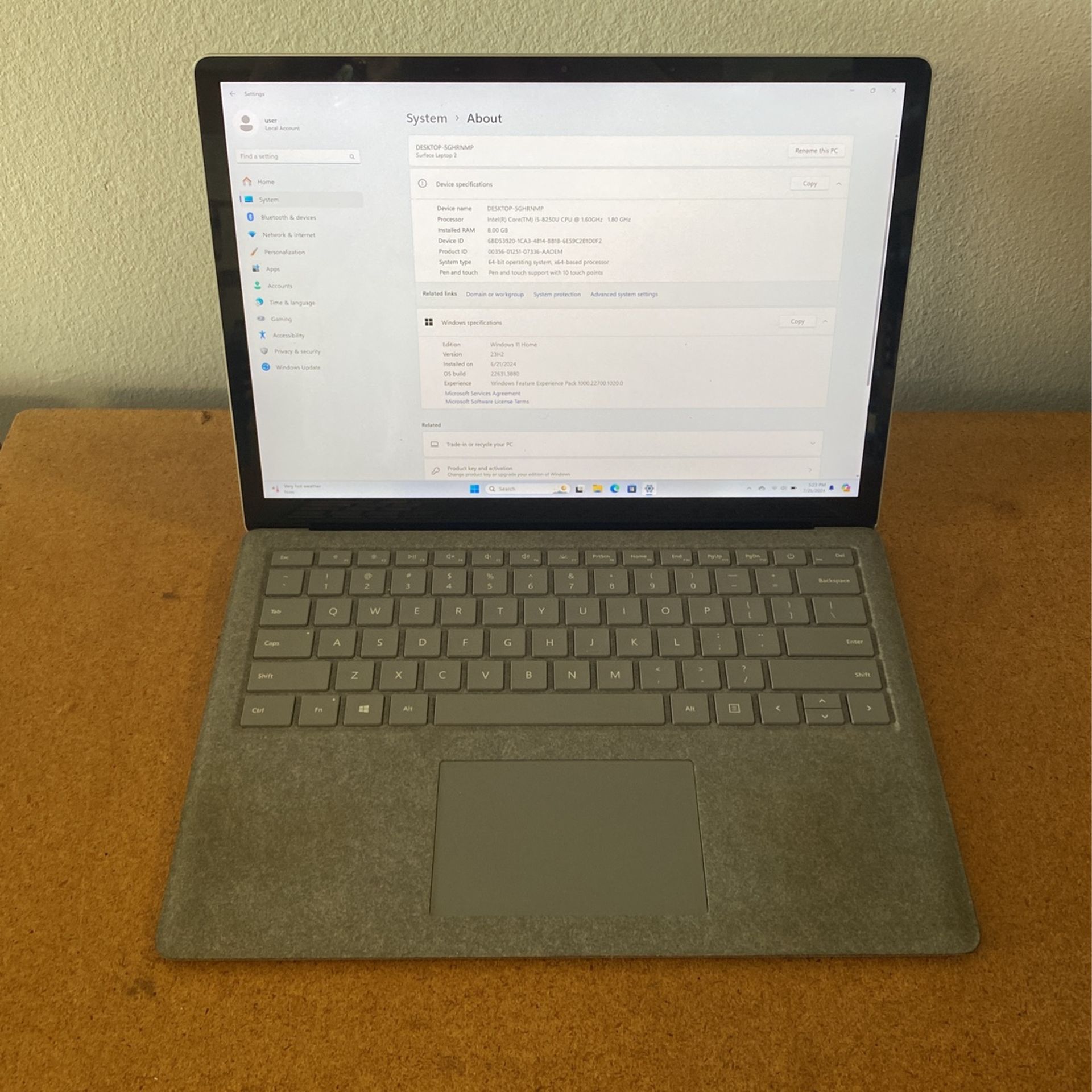 Microsoft Surface Laptop 2 13.5” Touch I5(8th Gen) 8gb ram/256gb Flash Ssd/win11/charger/1year Warranty