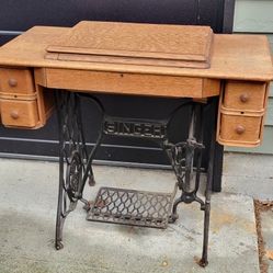 Singer Sewing Machine 