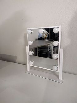 Table top vanity mirror