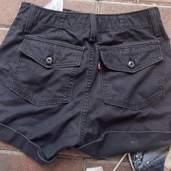 Levi shorts button pocket