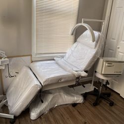 Spa Table And Equipment 