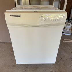 Whirlpool Dishwasher Like New With All Hoses 