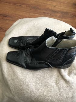 Men’s size 11 black low cut boots