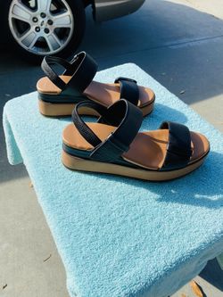 women's Sandals.     See description.