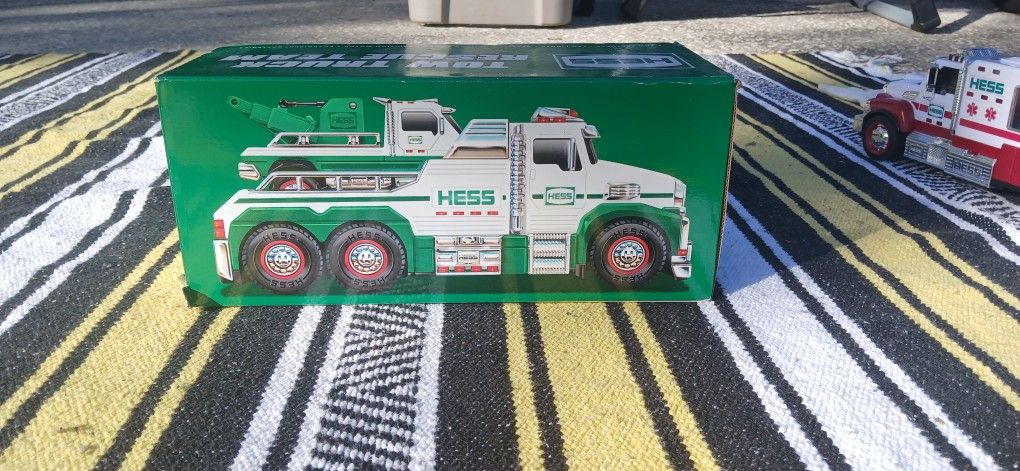 HESS Tow Truck And Rescue Team