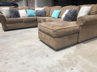 Macy’s Sectional w Movable Chaise w washable covers