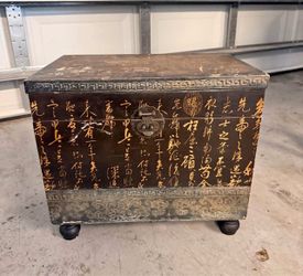 Vintage Chinoiserie Calligraphy Storage Trunk – Black & Gold Asian Style Chest with Bun Feet