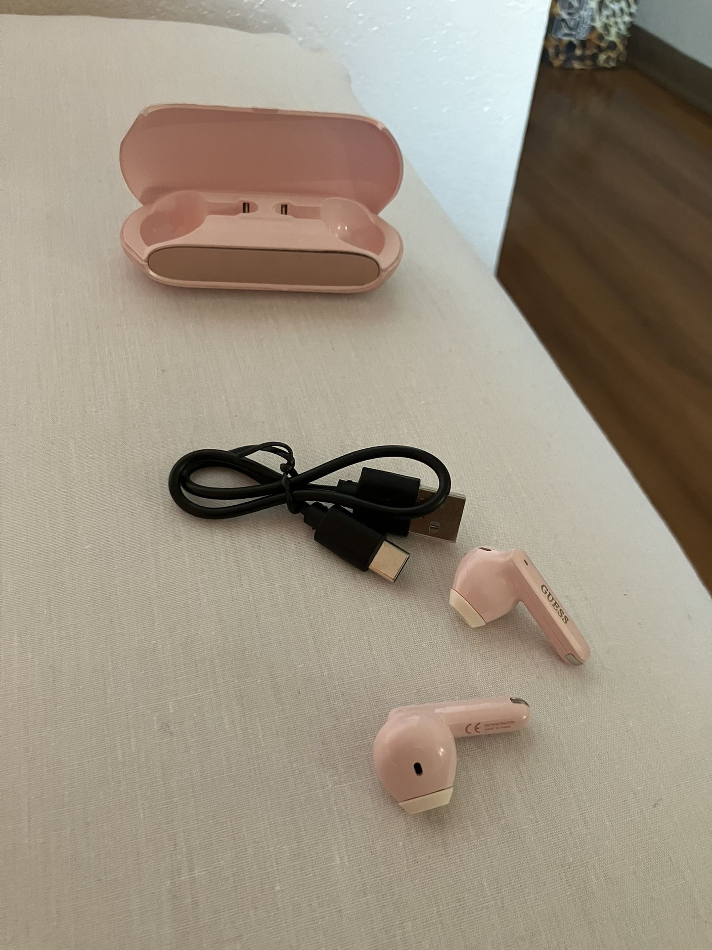 Guess True Wireless Headphones 