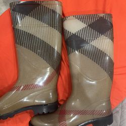 Women’s Burberry rain boots size 10 official and made in Italy