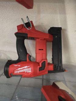 Milwaukee M18 FUEL 18-Gauge 1/4" Narrow Crown Stapler panchos tools