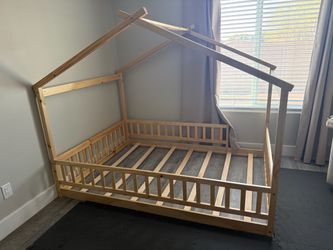 Floor bed with fence