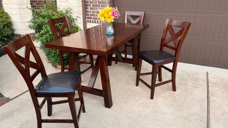 Beautiful Counter Height Dining Set. Table + 4 matching chairs. Good condition, heavy and sturdy!