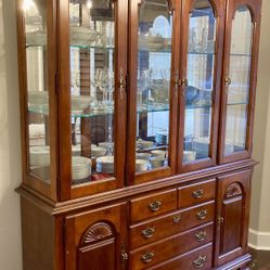 Stanly Dining Room Set - Queen Anne, Excellent Condition 
