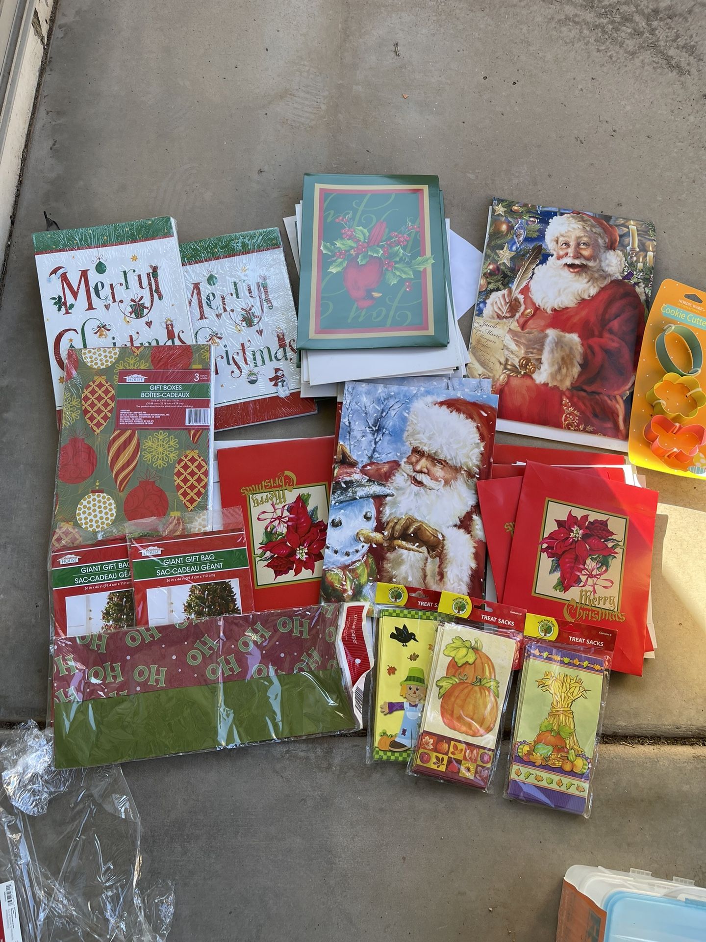 20+ Gift Boxes, treat Bags, giant Gift Bags, organizers And Ornaments.