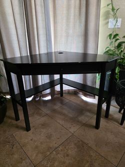 Corner desk