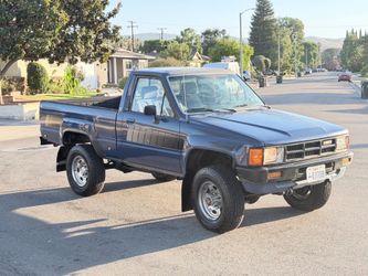 1985 Toyota Pick-Up SR5 4WD EFI Low Miles!!