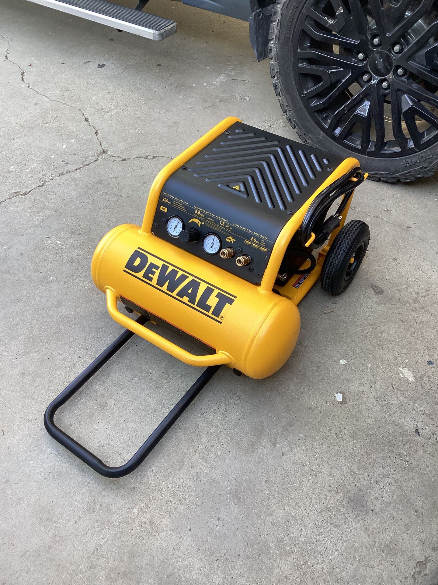 DEWALT 4.5-GAL. 225-MAX PSI PORTABLE ELECTRIC AIR COMPRESSOR 