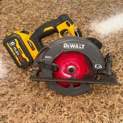 Dewalt 7 1/4" Circular Saw + 6aH Flexvolt Battery