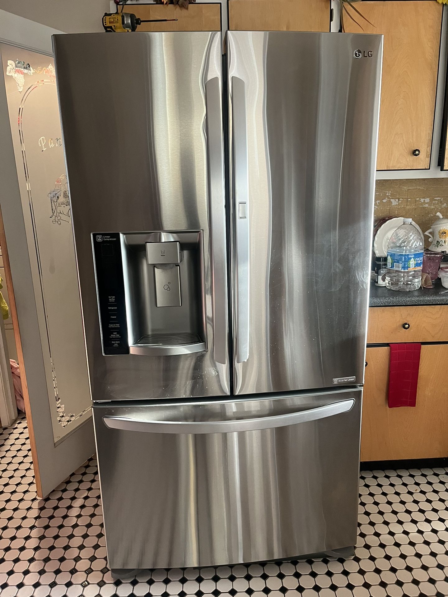 LG FRIDGE 150 Obo (Doesn’t Cool Properly) for Sale in Las Vegas, NV