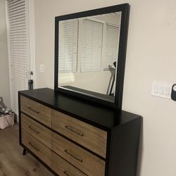 Dresser With Mirror 