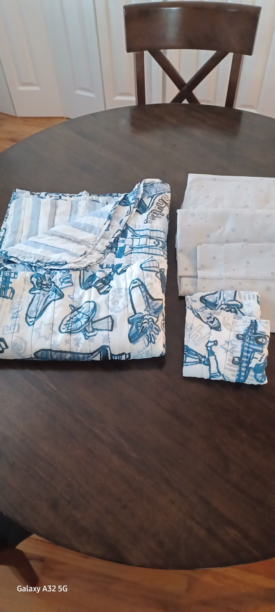 Twin Size Sheets/ Comforter 