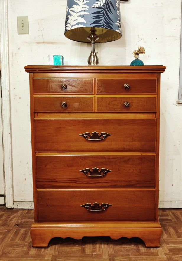 Nice wooden chest dresser/ TV stand with 4 drawers in good condition all drawers working, dovetail drawers driveway pickup.
L29"*W18"*H40"