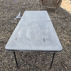 Foldable table