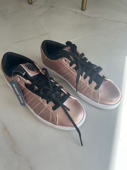 https://offerup.com/redirect/?o=Sy5Td2lzcw== Brand New Women Shoes Size 8