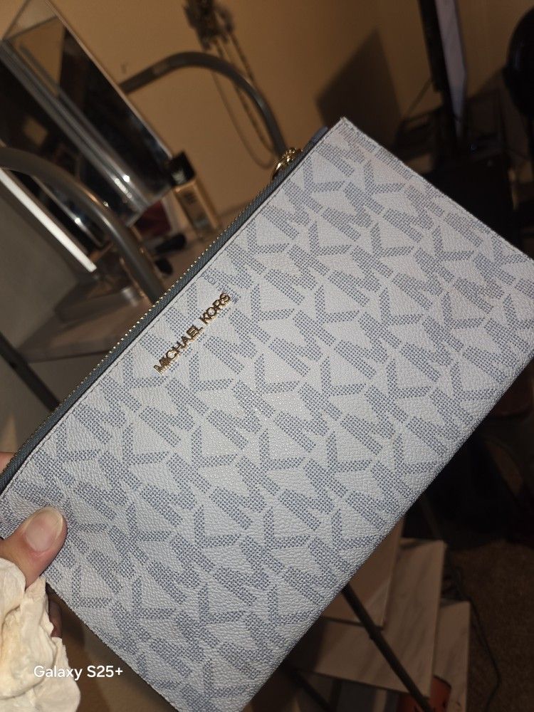 Michael Kors Outlet
Jet Set Large Signature Logo Wristlet