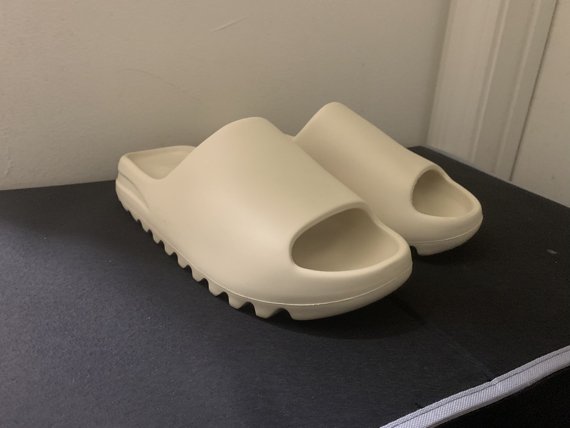 Yeezy slides “bone” Size 11