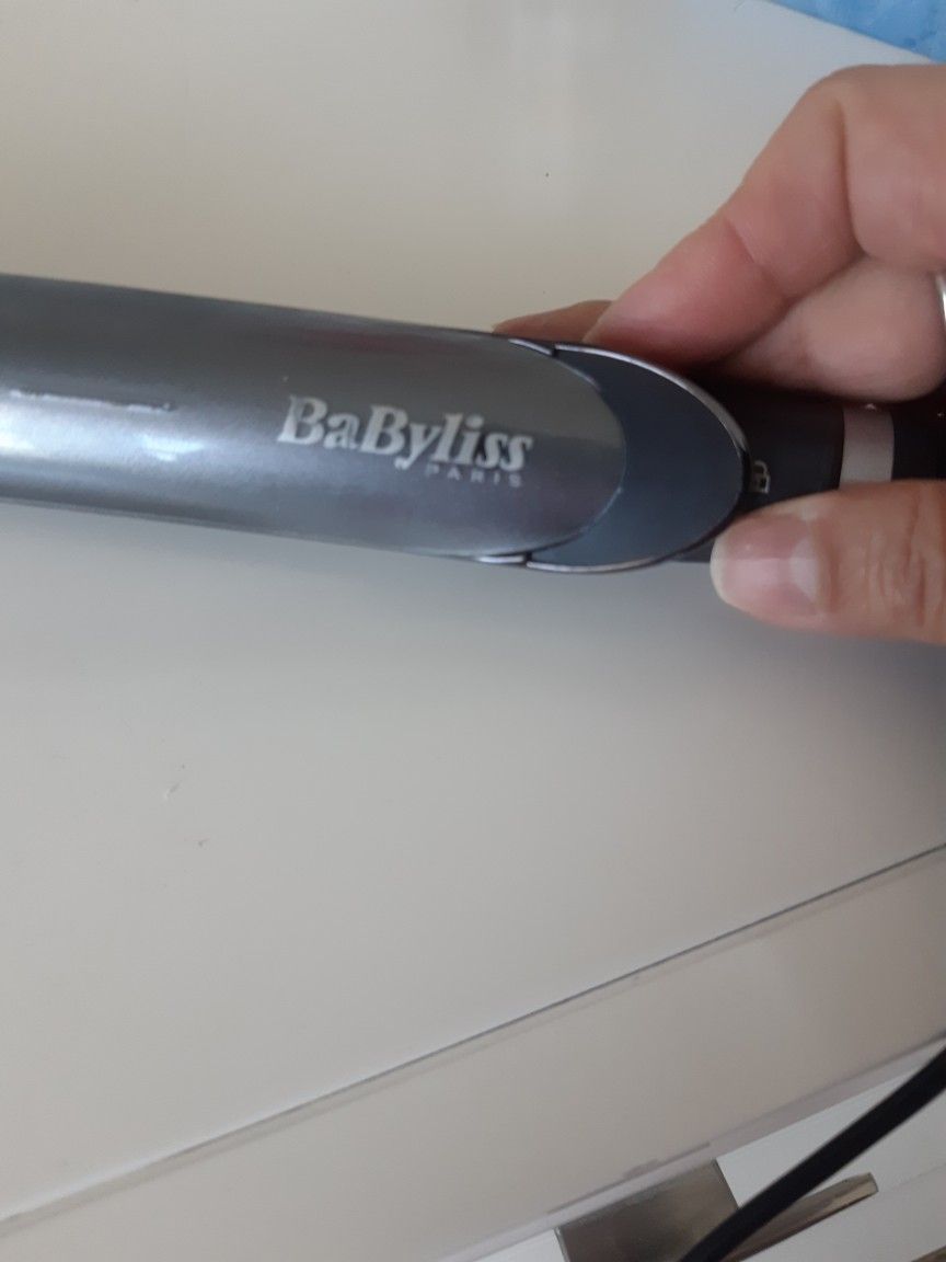 BABYLISS PARIS HAIR STRAIGHTENER IN VERY GOOD CONDITION 